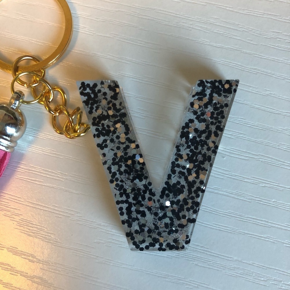 Handmade Letter "V" Keychain - Picture 4 of 7